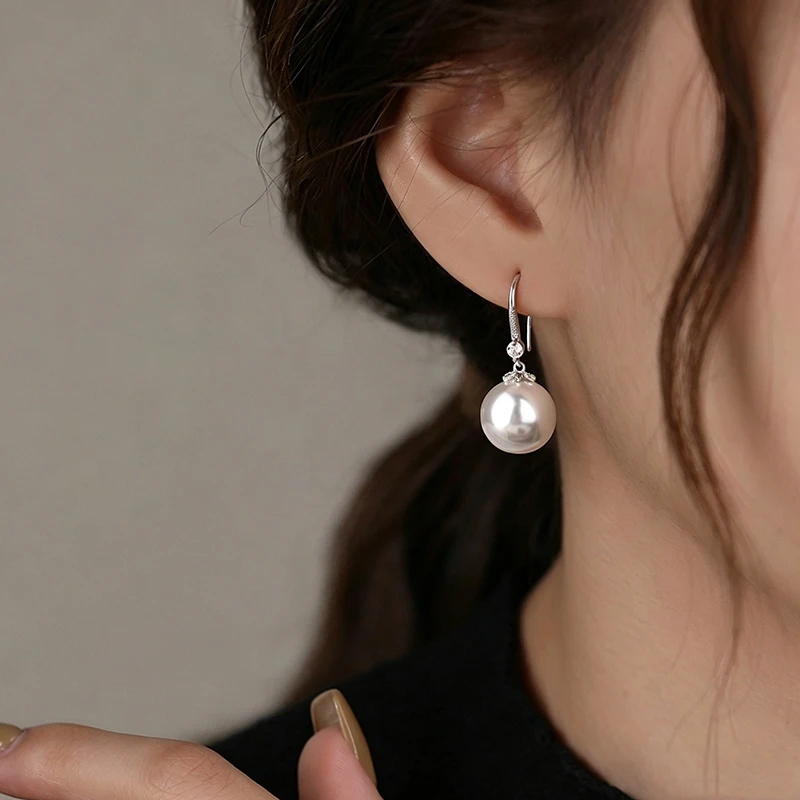OZAN 925 Sterling Silber Ohrhänger mit runden Muschelperlen 10mm 12mm 14mm Trendiger klassischer Damenschmuck Jubiläumsgeschenk – Detail 2