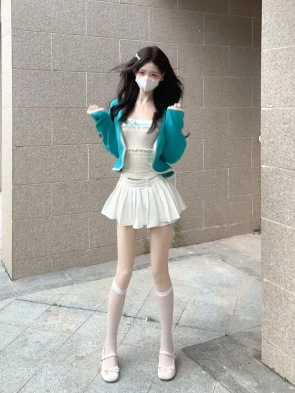 

Ретро-кардиган и топ-бюстье: комплект из двух предметов. Красивый и стильный весенний комплект для молодых женщин, идеальный для прогулок по городу и свиданий.