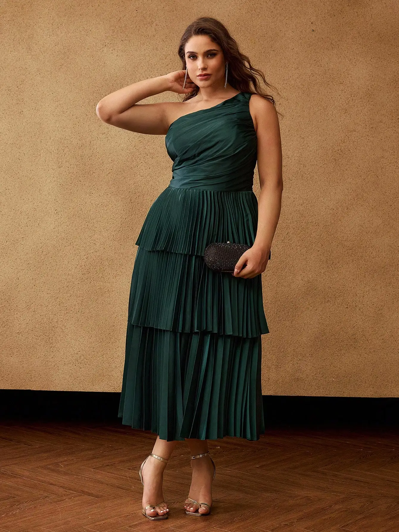 

Асимметричное плиссированное макси-платье на одно плечо для женщин