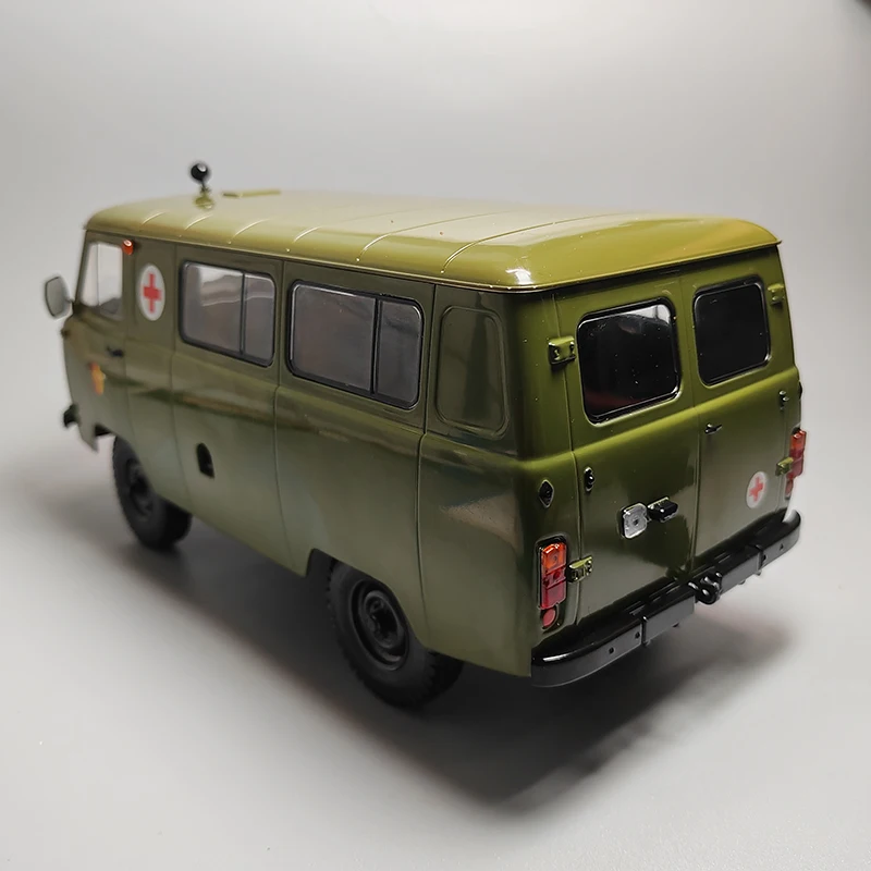 1:18 Scale Diecast Alloy East German UAZ-452 Military Ambulance Van Toys Cars Model Classics Adult Souvenir Gifts Static Display