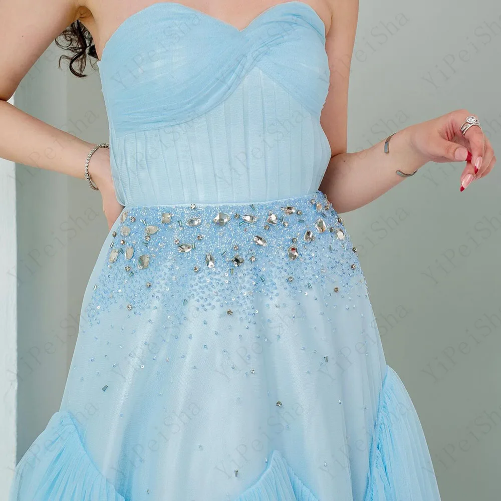 Maßgeschneiderte A-Linie-Abschlussballkleider, bodenlang, trägerlos, ärmellos, modisches, mit Kristallen besetztes, abgestuftes, drapiertes Partykleid