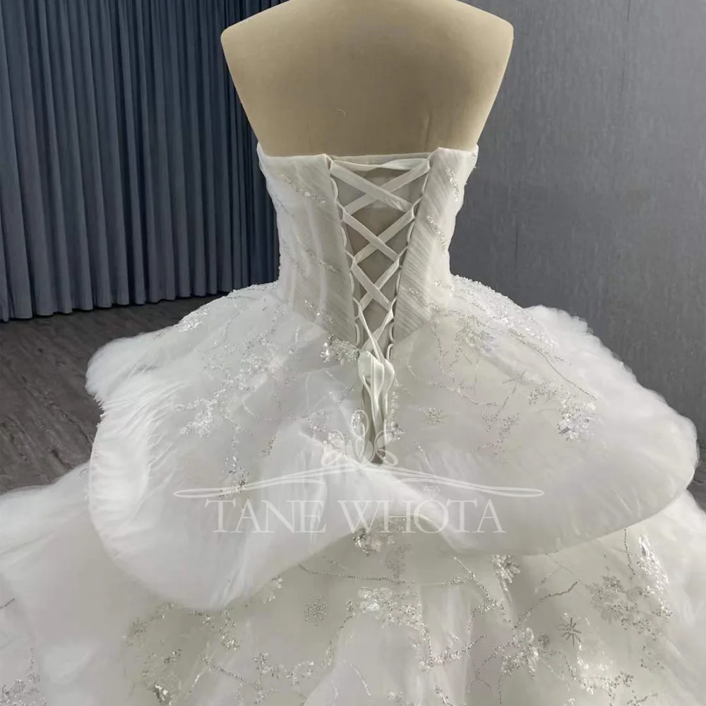 فستان زفاف فاخر بدون حمالات بدون أكمام وأربطة من الخلف ومطرز بطبقات فستان زفاف مخصص من Novias Vestidos