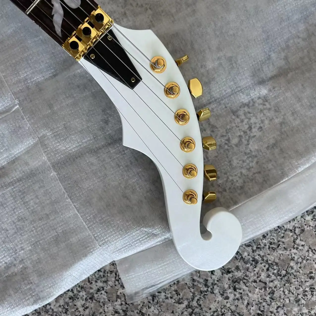 Engraving electric guitar, angel man, shipping pictures, free package mail home.