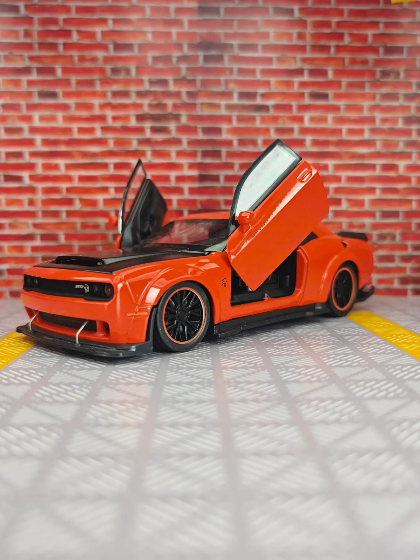 1:32 Dodge Hellcat SRT puertas de modelo de coche de aleación y capó de motor, el maletero se puede abrir como regalo de cumpleaños para amigos