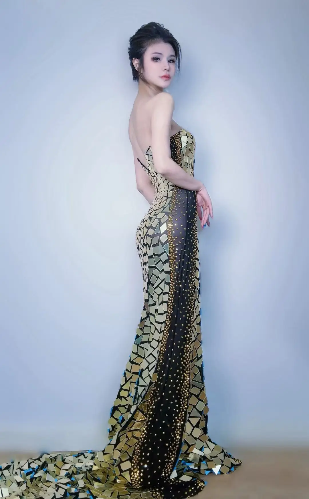 ชุดเดรสยาวประดับเลื่อมสีทองวิบวับสำหรับผู้หญิง ชุดราตรีประดับคริสตัลสุดเซ็กซี่ เหมาะสำหรับงานวันเกิด ถ่ายภาพ งานพรอม หรืองานแฟชั่นชั้นสูง Huanqiu