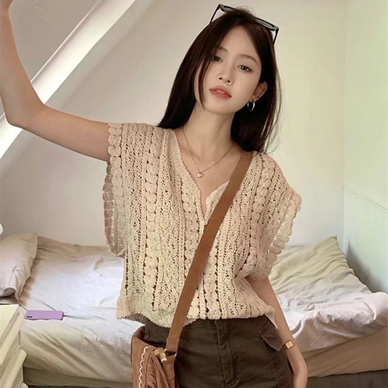 

Hollowed-out Hook Flower V-neck Vest Sweater Summer New Fashion Design Sense Outside The Sleeveless Korean Shirt Female Sweet