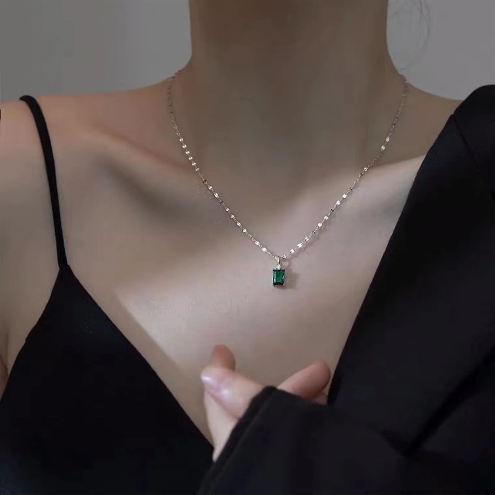 Luxurious S925 Silver Square Green Synthetic Zircon Necklace