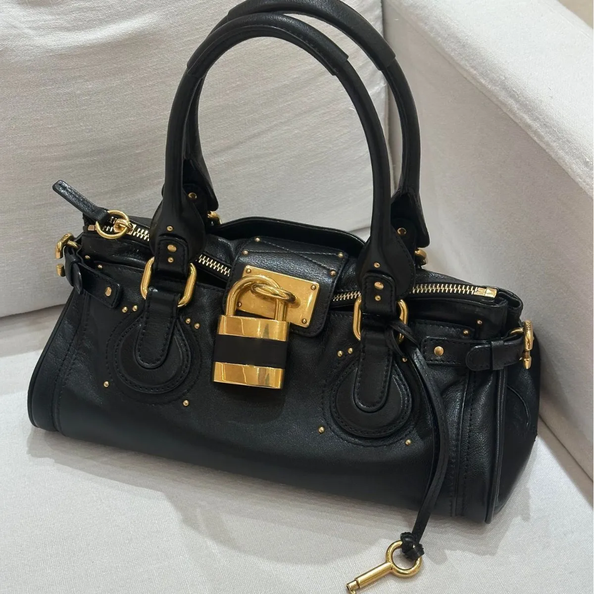 

Mid ancient style niche retro versatile lock head bag rivet pillow bag 2025 winter new handbag commuting trend women