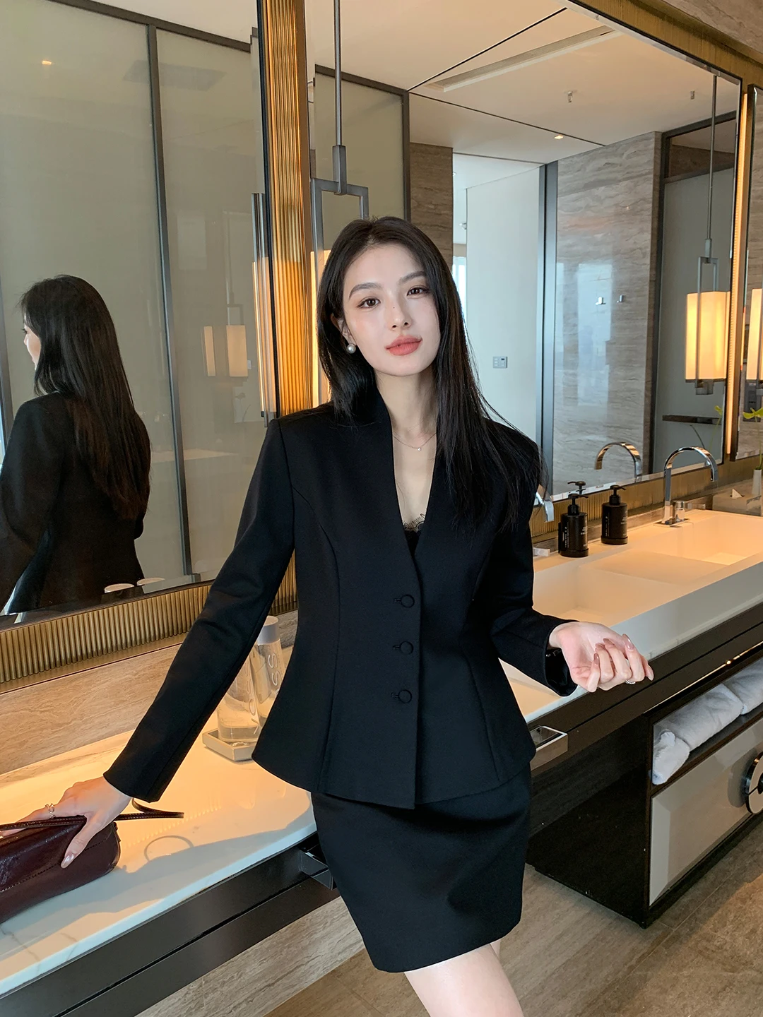 

Женский деловой костюм Ele Commute: укороченный жакет с V-образным вырезом и юбка-карандаш с завышенной талией, длинный рукав