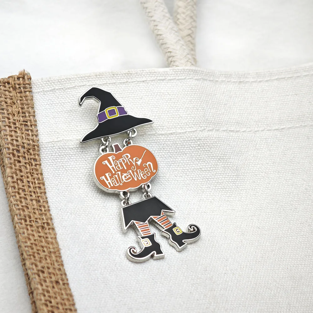 Happy Halloween Metall-Emaille-Anstecknadel mit hängendem Hexenhut, Brosche mit Kettenverbindung, Kürbis-Abzeichen, bewegliche Beine, Reversnadeln, Festivalgeschenk – Detail 8