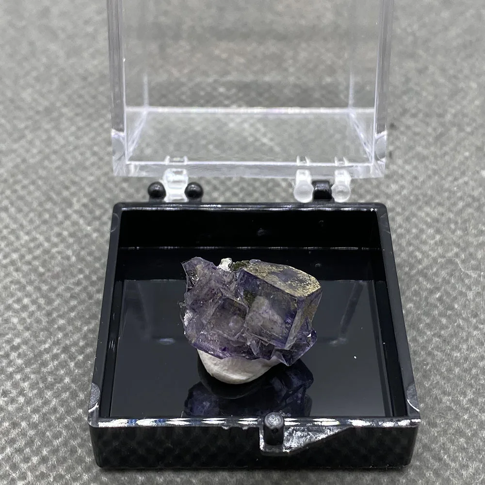 عينات معدنية من الفلوريت الطبيعي 100% أصلت في مجموعة أحجار Xigangxian الصينية + حجم الصندوق: 35*35*35 مللي متر