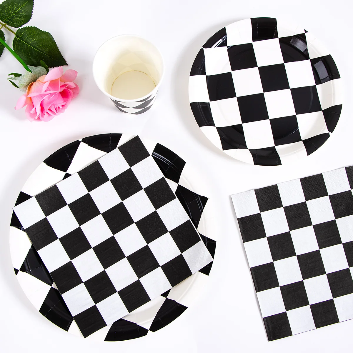 50Pcs Black and White Checkered Pattern Disposable Plates Convenient and Elegant Kitchen Tableware That Requires No Washing