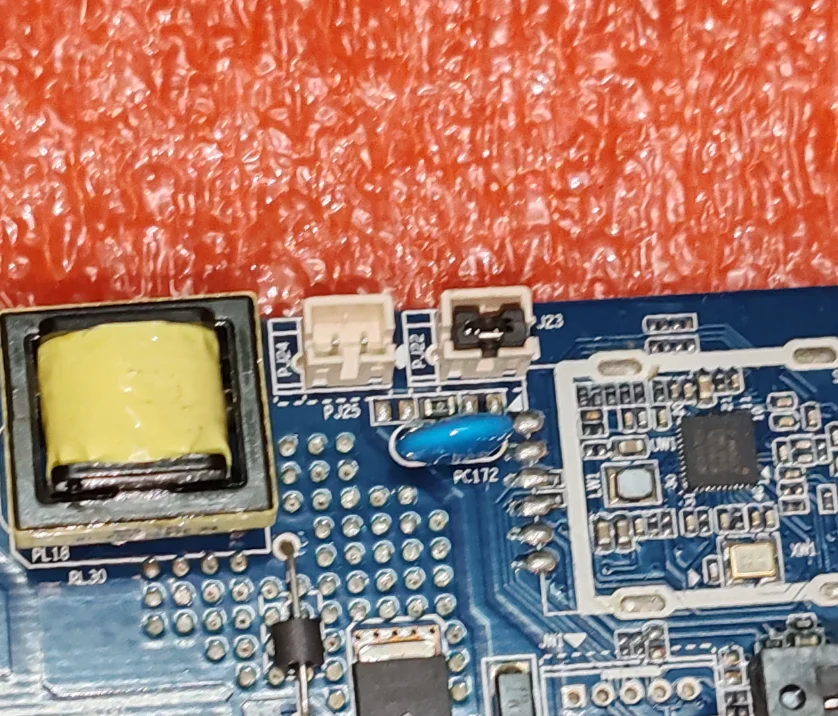 CV338H-T42   Test the physical photos of the network WiFi TV motherboard and send them together with the remote control view 3