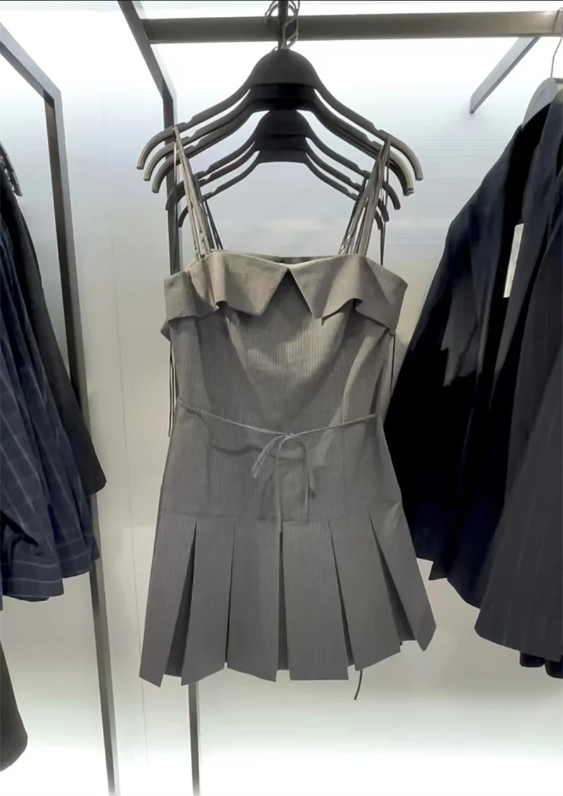 Vestido feminino 2025 inverno novo cinza listrado cinta de espaguete em camadas plissado mini vestido sexy elegante único