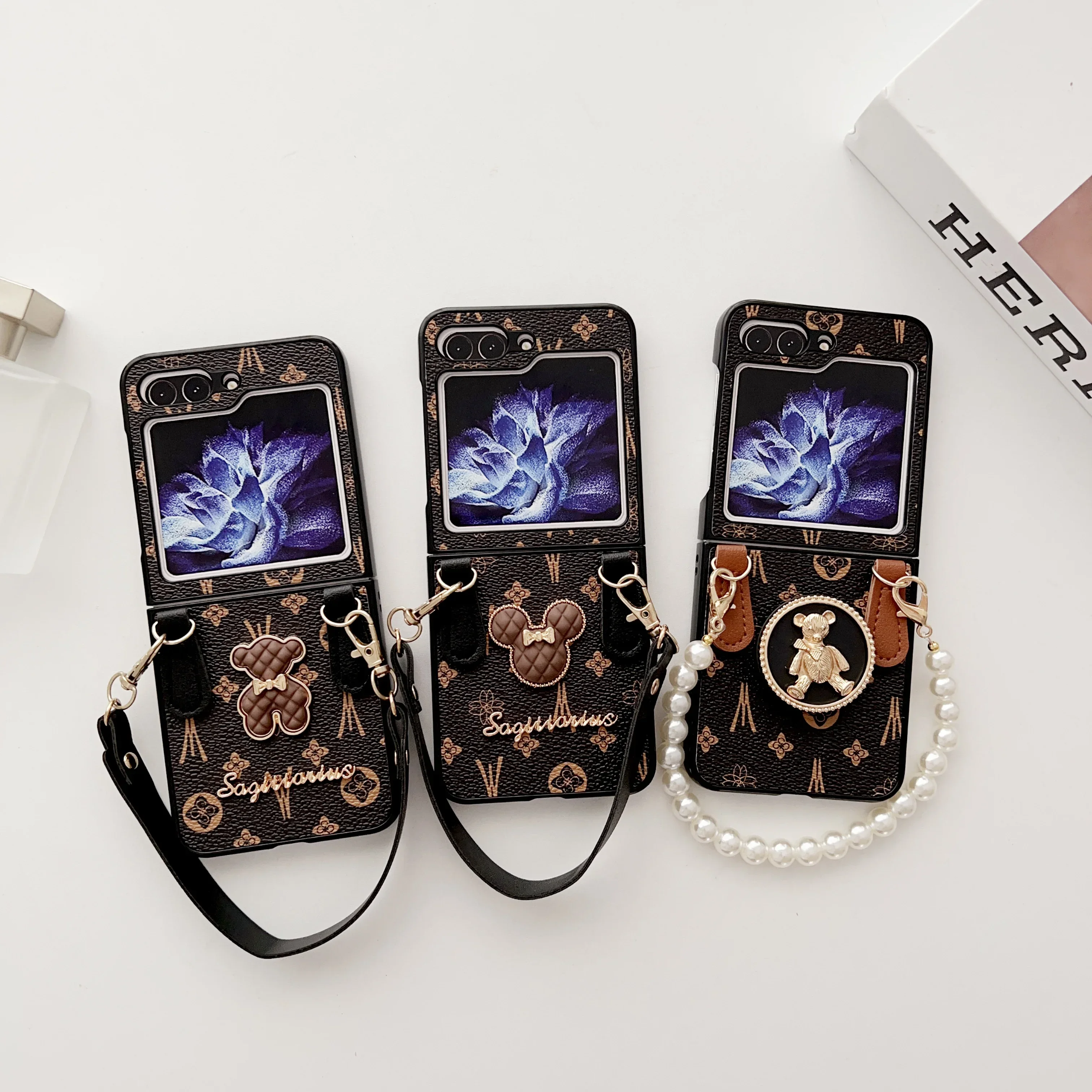 

Роскошный деловой чехол для телефона с ретро-узором «Маленький медвежонок» для Samsung Galaxy Z Flip 7 FE 6 5 4 3, браслет-цепочка для женщин, задняя крышка