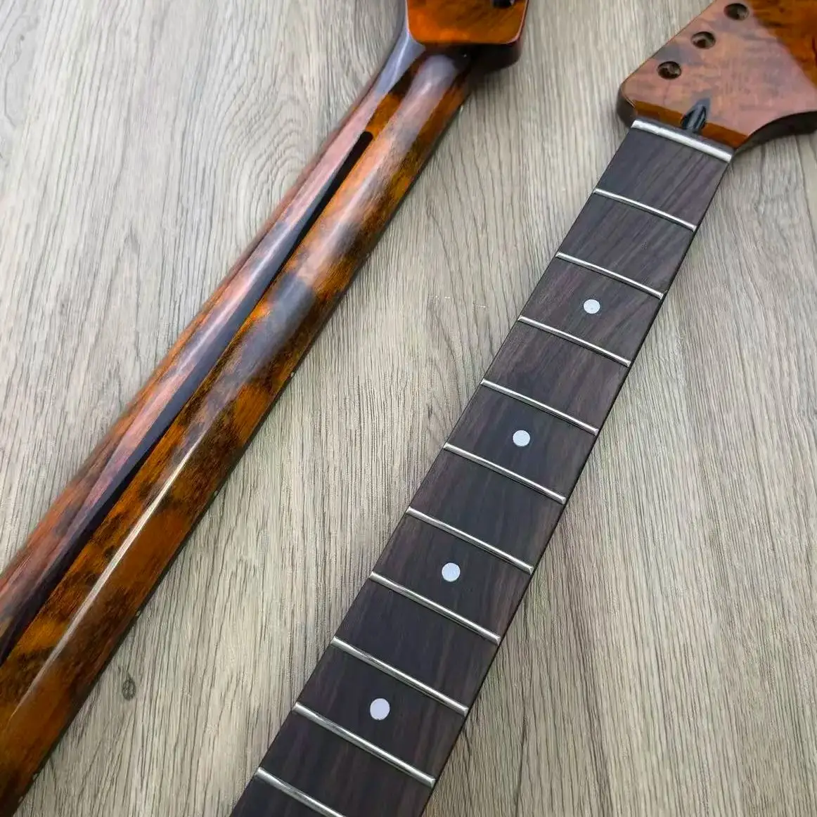 22-ладовый гриф ST, витражная глянцевая отделка, гриф из палисандра, никель-серебристые антикоррозийные лады, часть гитары