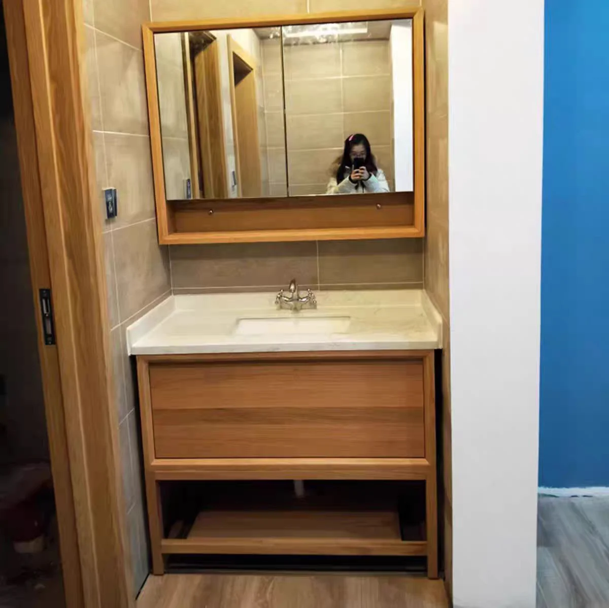 

Комплект мебели для ванной комнаты, комбинированный умывальник с керамической раковиной, умывальник с поверхностью из дуба