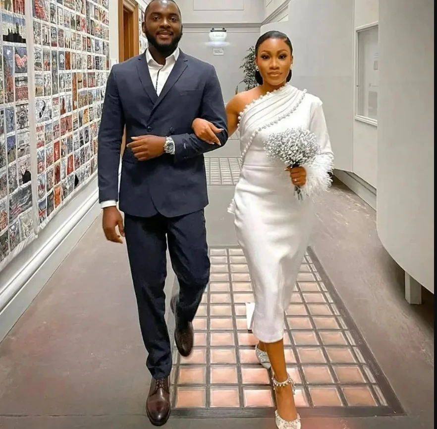 Customized One Shoulder  Wedding Dress with Feathers Knee Length Robe De Mariée Sheath Modest African  Bridal Gown