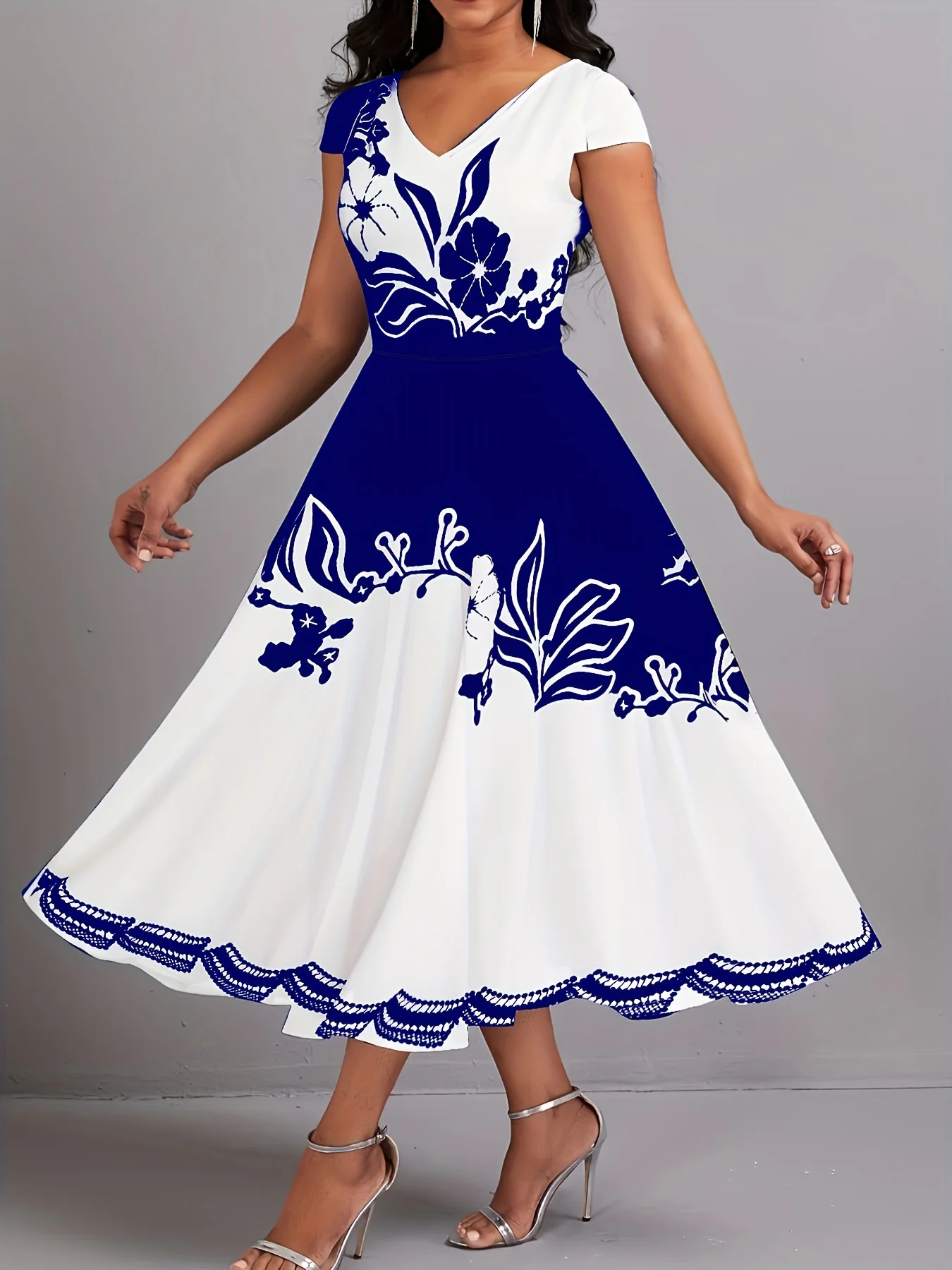 Vestido plus size com estampa floral peplum – decote em V elegante, mangas curtas, bainha recortada, elástico médio, fecho com zíper, lavagem à máquina