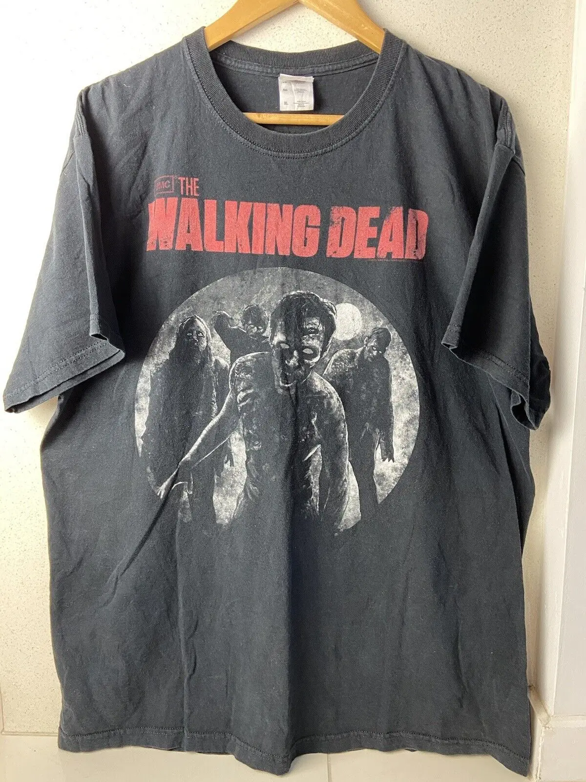 the-walking-dead-t-shirt-horror-series-zombies-size-xl-2010-graphic-top