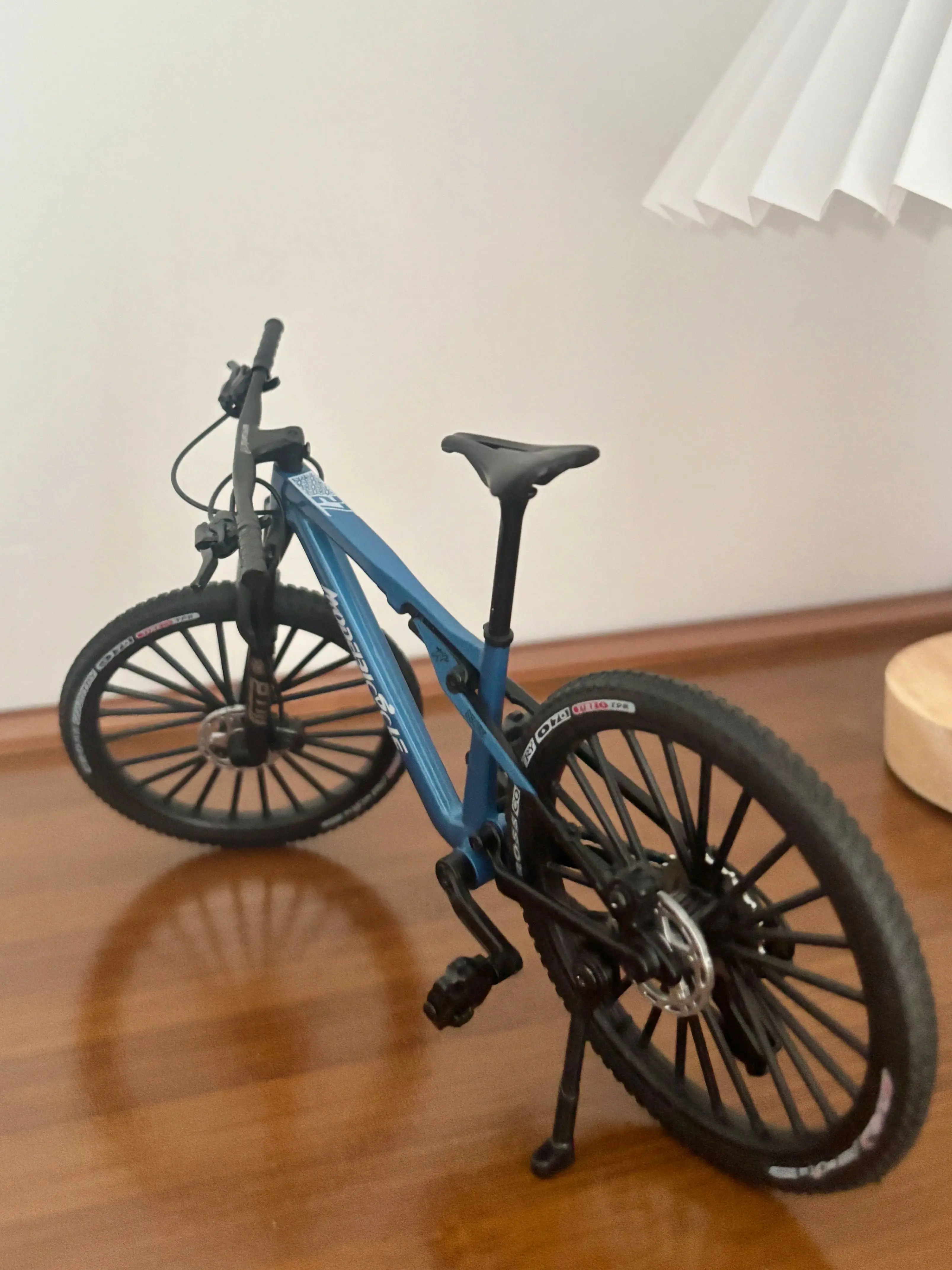 AliExpress YJLETOY 1:8 New Model Alloy Bicycle Diecast Mini Finger Mountain Blue Bike Simulation Metal Bicycle Collection Gifts Toys 14+