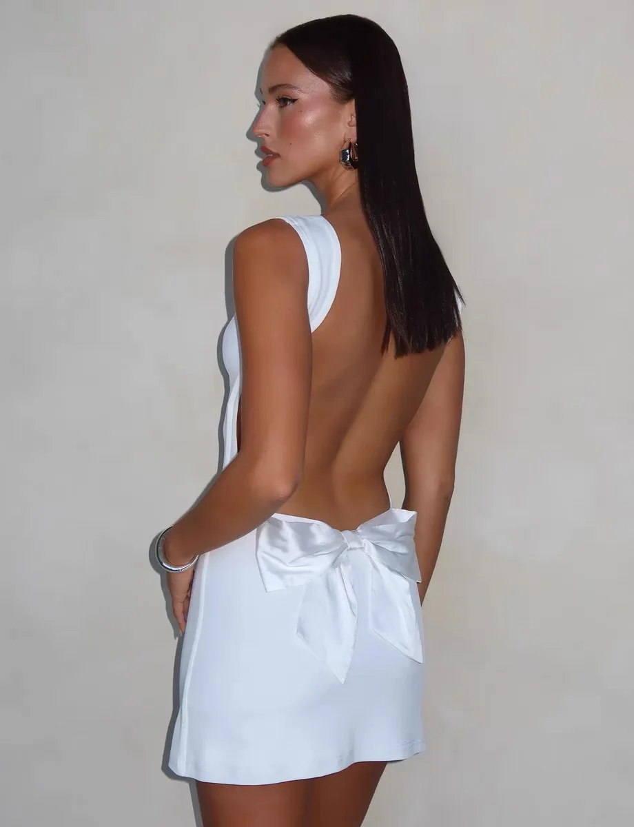 فستان صيفي نسائي عصري بسيط بلون واحد من الحرير الساتان بظهر مكشوف وربطة فراشة وتنورة قصيرة وخصر مرتفع من البوليستر