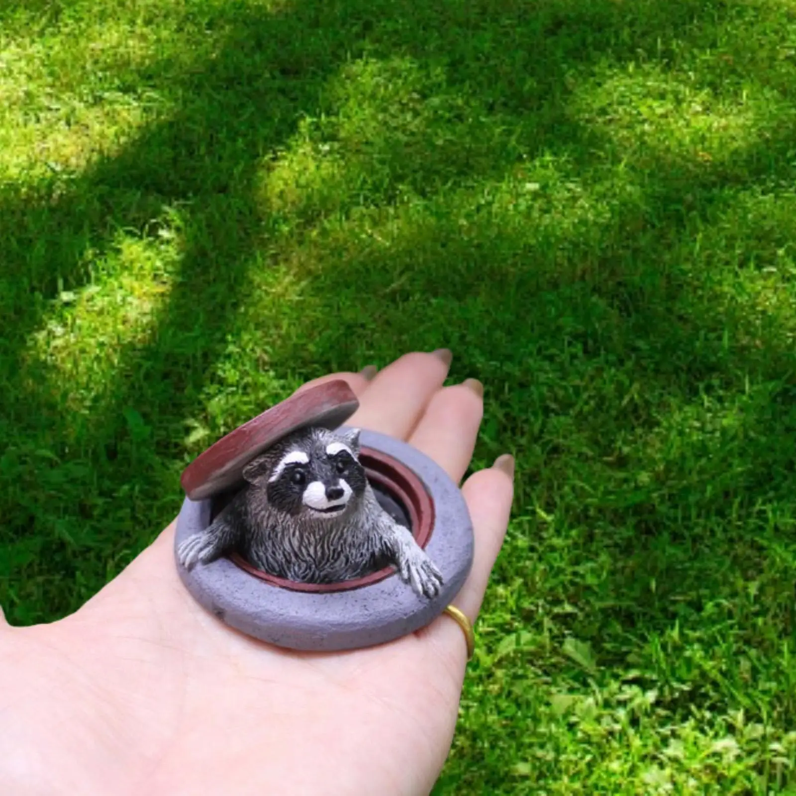 Cute Raccoon Statue Lifelike Raccoon Figurine Under Manhole Cover for Living Room Outside Courtyard Farmhouse Indoor/Outdoor