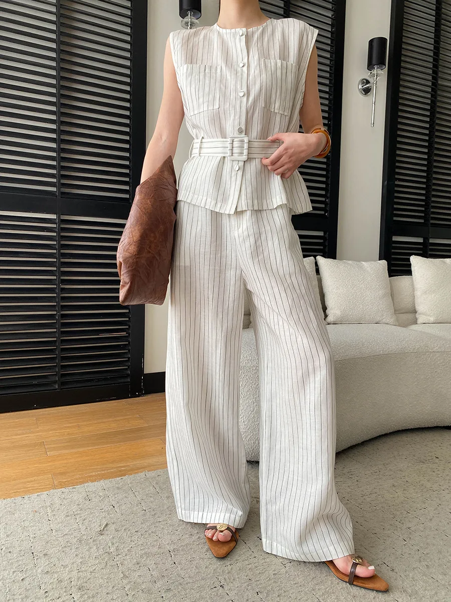 Sommerliches Damen-Set mit Rundhalsausschnitt, gestreiftem Schnürbund, ärmelloser Weste und lässiger Hose – Detail 11