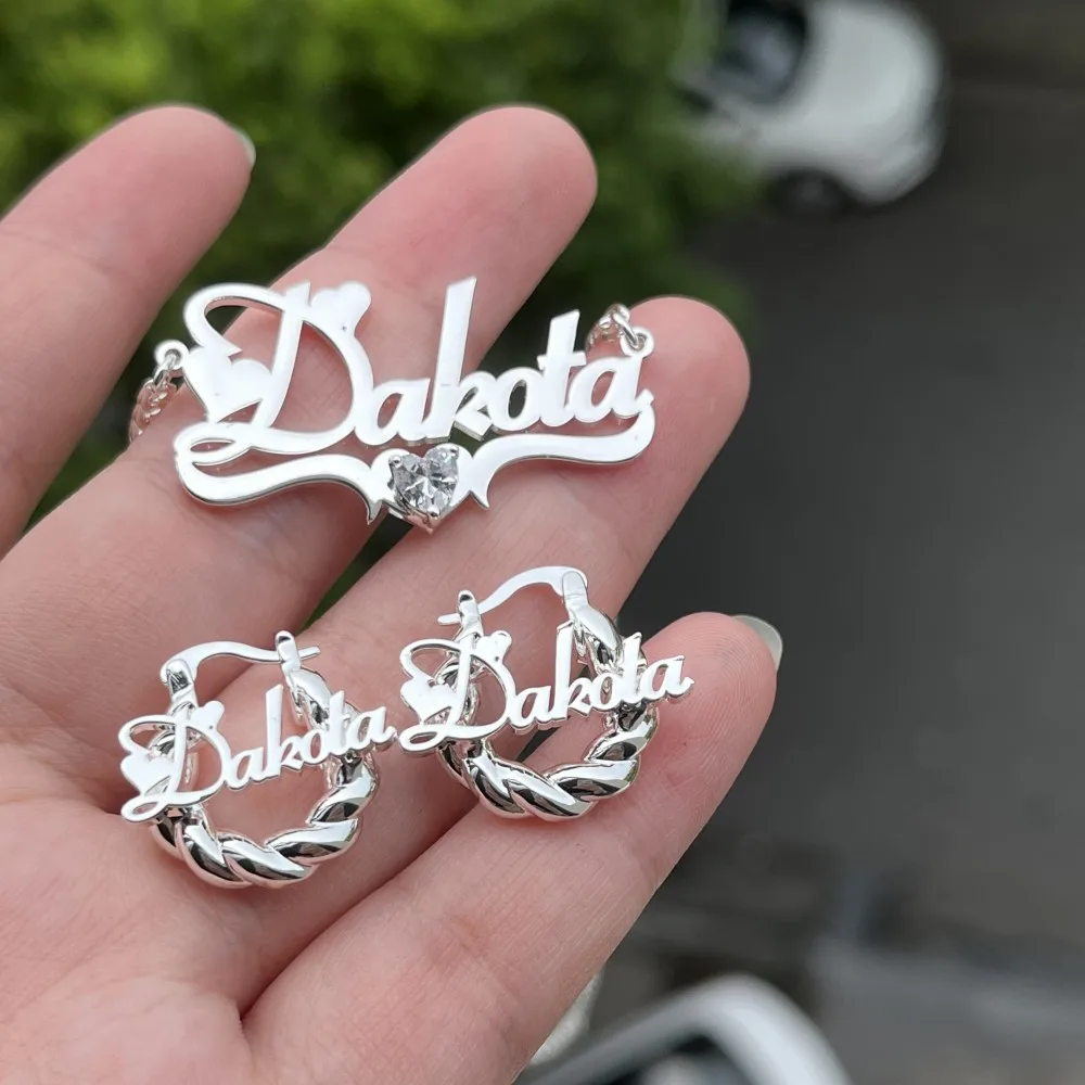 DUOYING-Conjunto de joyería con nombre personalizado con corazón, Mini pendientes de aro personalizados, collar de placa de identificación de acero