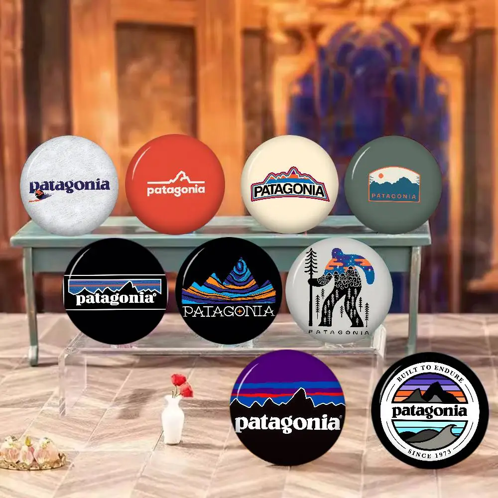 Broches de dibujos animados de Patagonia, insignias de anime, broches redondos hechos a mano, pines de solapa, joyería para mochilas, ropa y regalos
