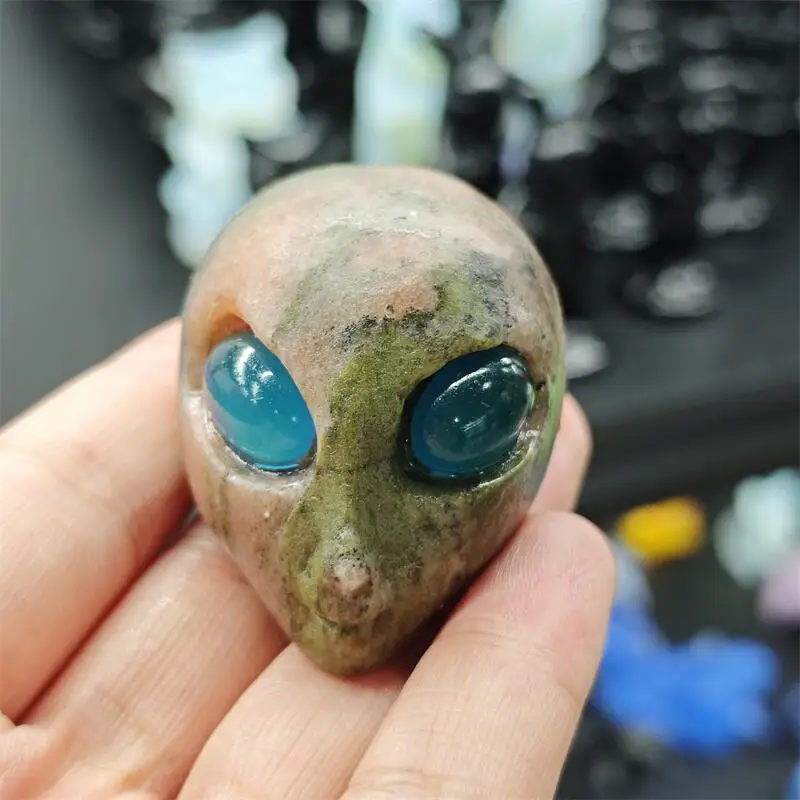 Natural Quartz Stone Alien Skull Healing Fengshui Gemstones HomeDecoration Holiday Gift 1PCS