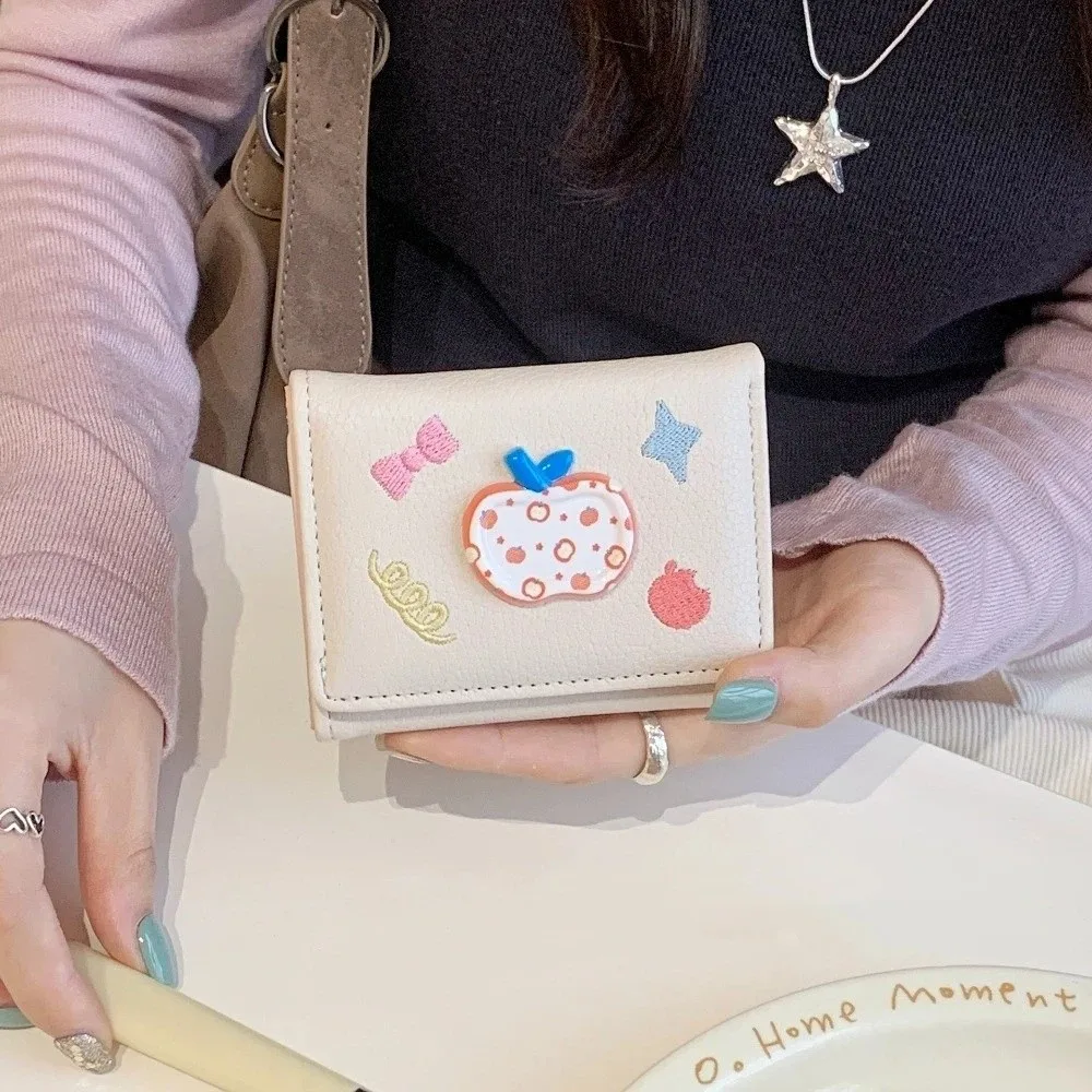 

Модный короткий кошелек с мультяшным рисунком Apple, кожаный держатель для карт с несколькими отделениями, сумка для денег с вышивкой, женская сумка для денег