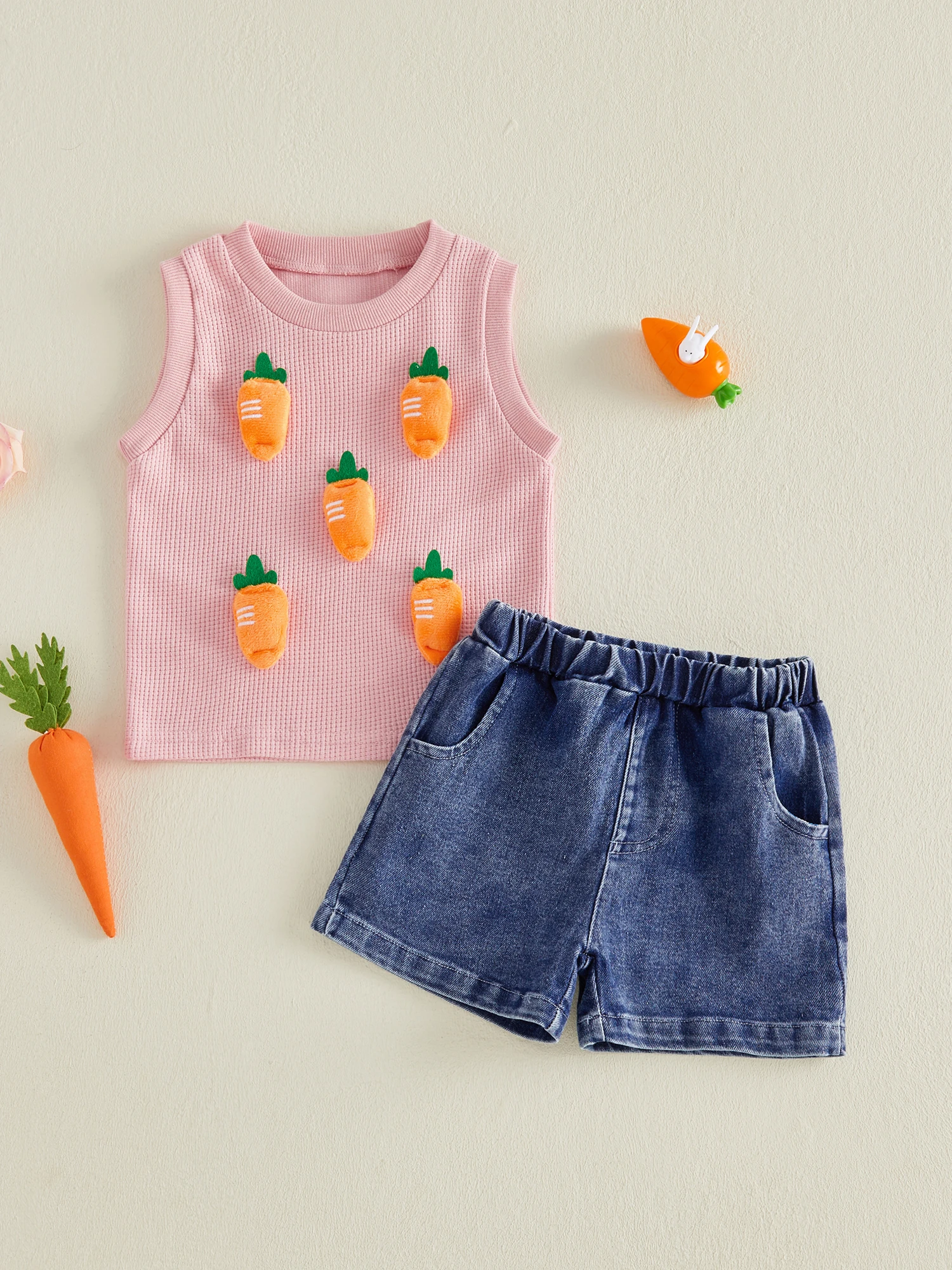 

Очаровательный комплект из топа с рюшами на рукавах и шорт с цветочным принтом для маленьких девочек, идеально подходящий для летнего пляжного отдыха.