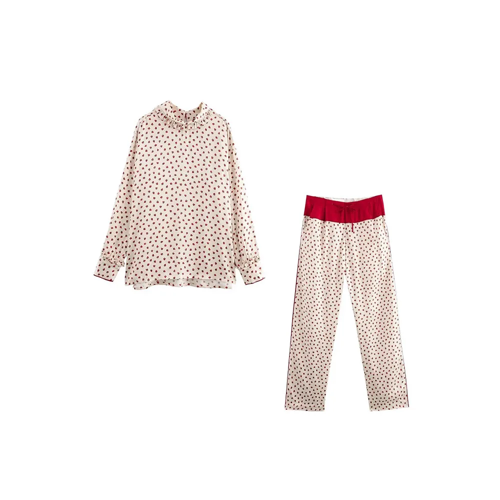 

Женский комплект из двух предметов: топ с клубничным принтом и брюки с цветными блоками