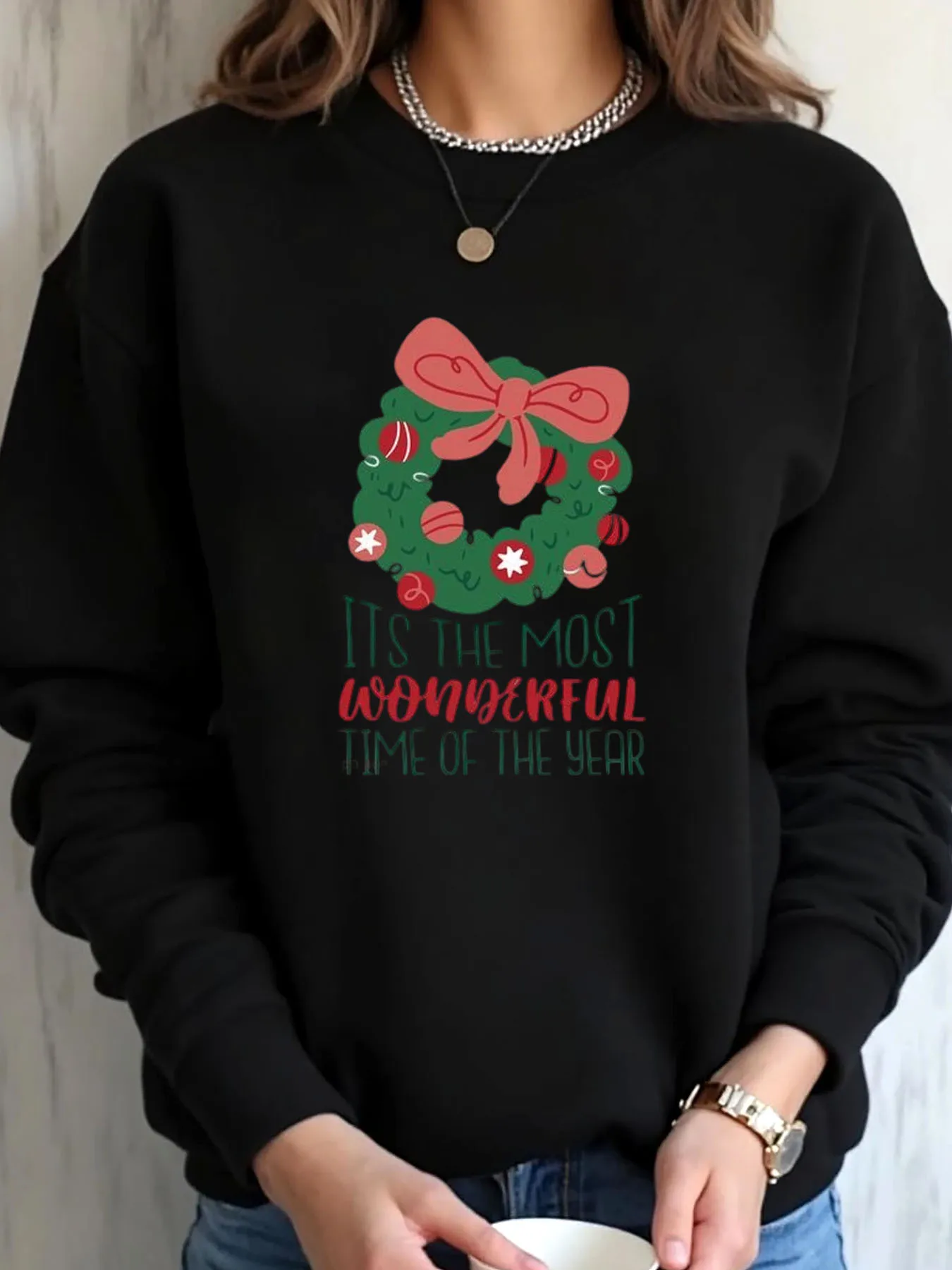 سويت شيرت نسائي كبير الحجم مطبوع عليه فيونكة إكليل عيد الميلاد وهو وقت رائع للارتداء في الهواء الطلق في العام #1