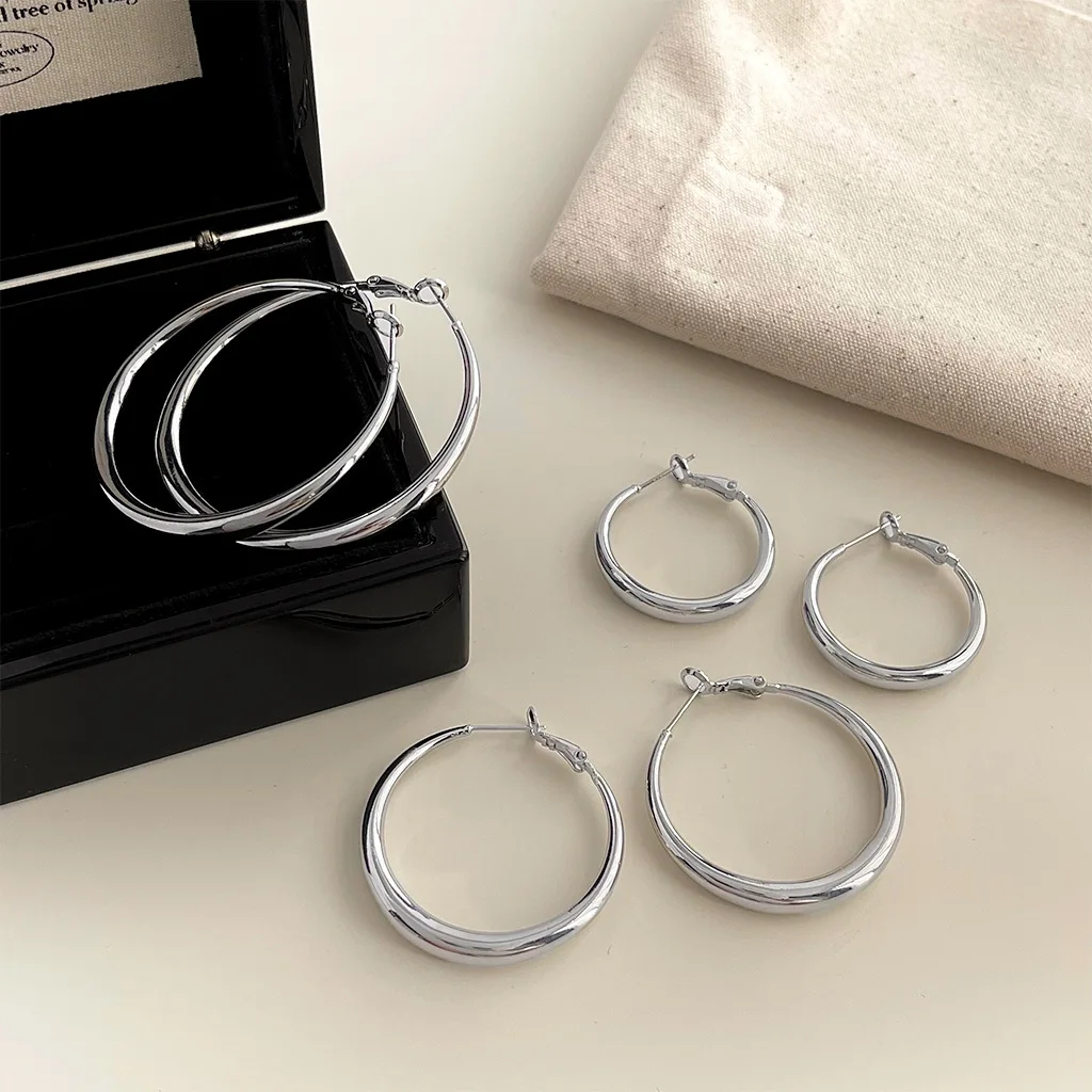 

New round ear hoop earrings,featuring French elegance and niche design from Japan and Korea, are versatile and easy to match