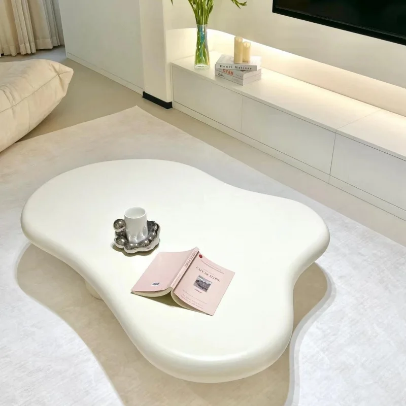 Soggiorno nordico, piccolo appartamento domestico, tavolo semplice color crema