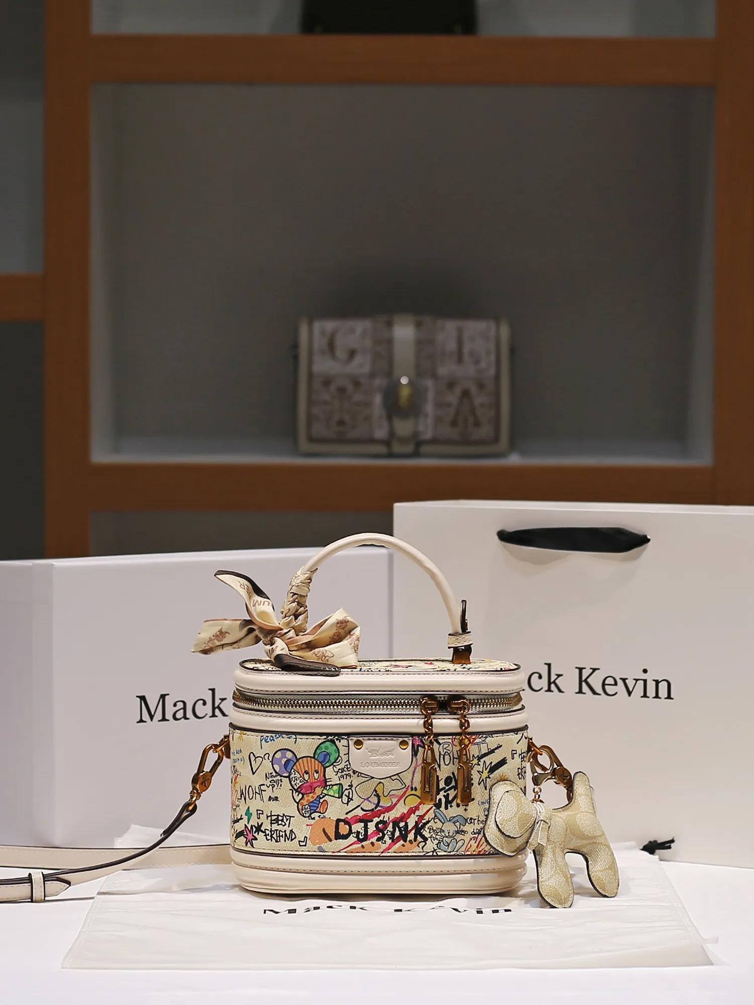 Luxury and Vintage Handheld Box Bag with Popular Graffiti Design and Delicate Pendant 2026 Women New Fashion Single Shoulder Bag