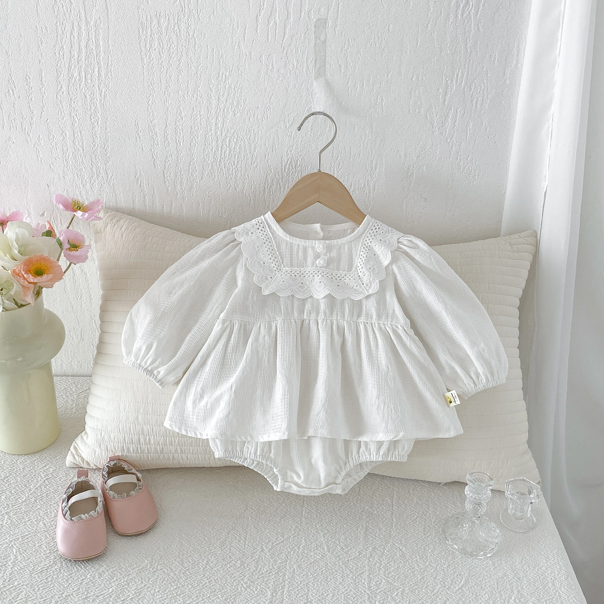 2026 Herbst Babykleidung Süßes Mädchen Baby Weißer Schlafanzug Langarm Prinzessinnen-Stil Rüschenkleid und Strampler – Detail 3