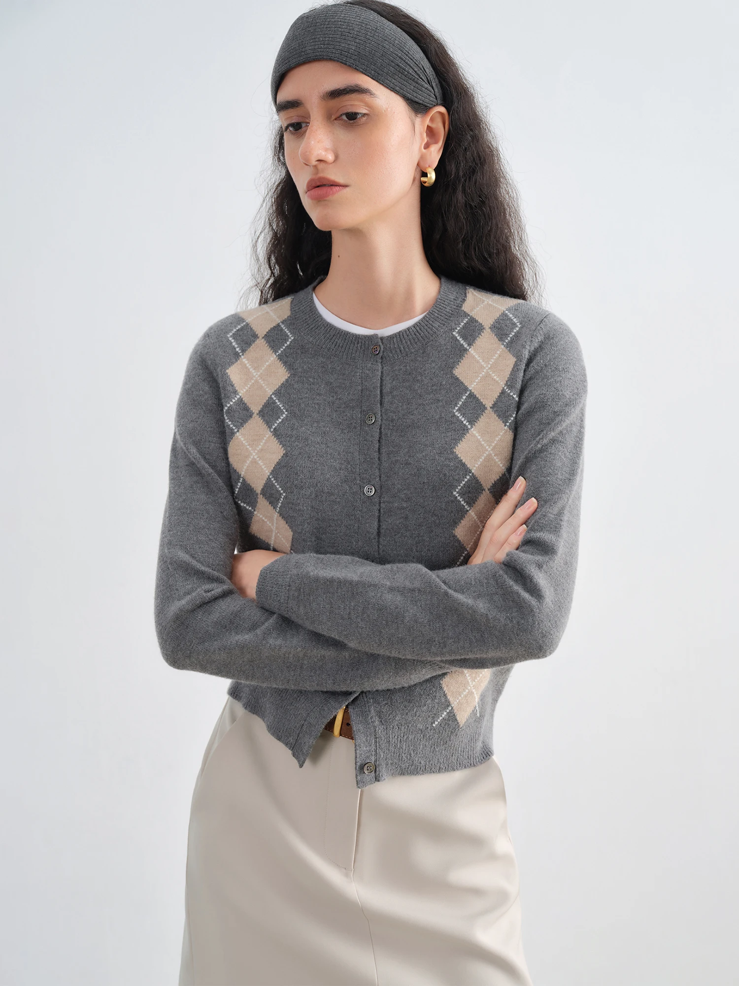 Ziqiao Retro-Strickjacke im britischen College-Stil, rautenförmig, für Damen, 2025, Herbst, neues Rundhals-Oberteil mit gerader Schulter, 25ZQ93095