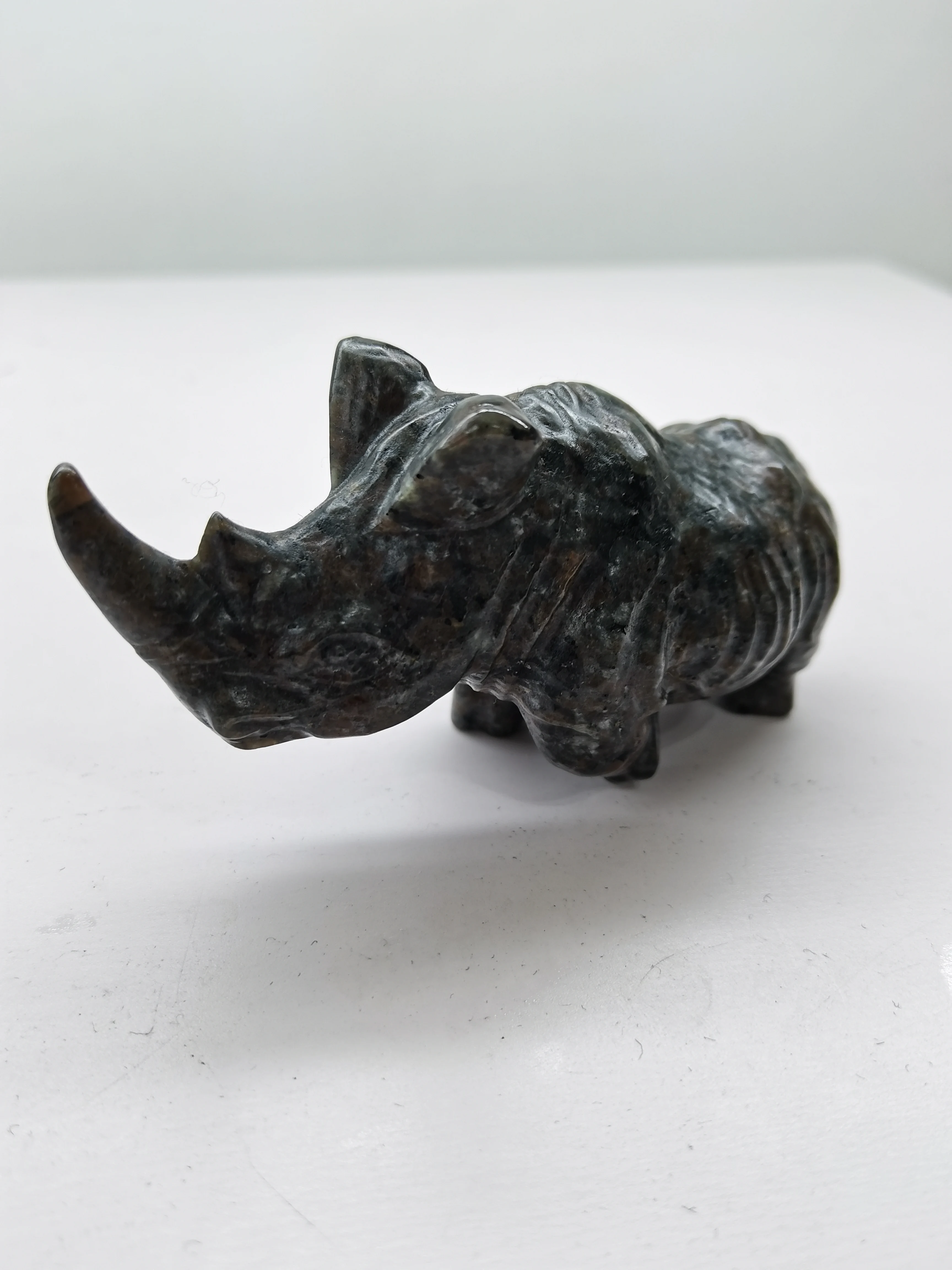 Rhinoceros Figurine Natural Healing Crystal Craft Hand Carved Home Decoration Gifts