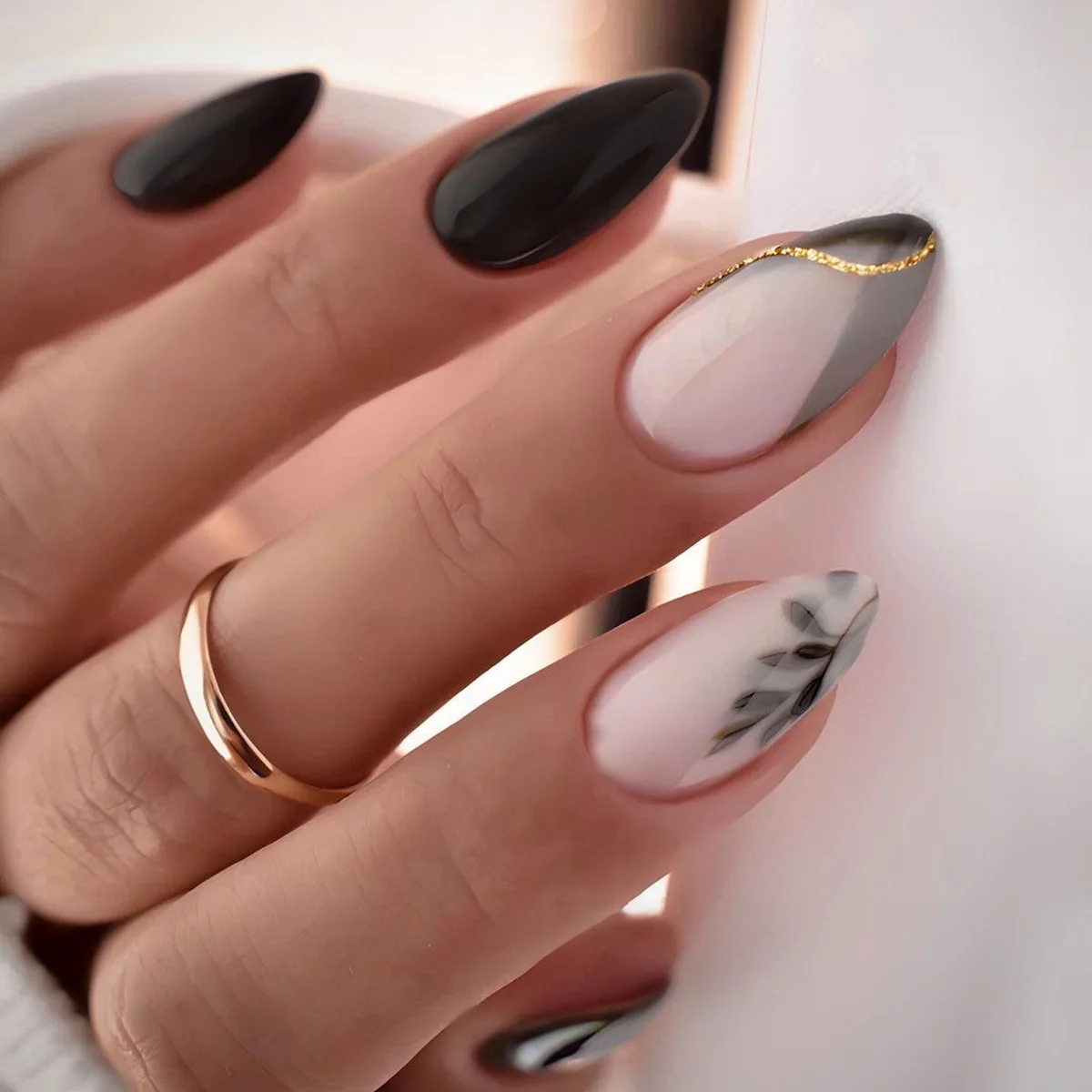 

24pcs/1box Fake Nails Simple Black and White Duo Color Patchwork Press-On Nail Pads Suitable As Gifts for Friends and Family