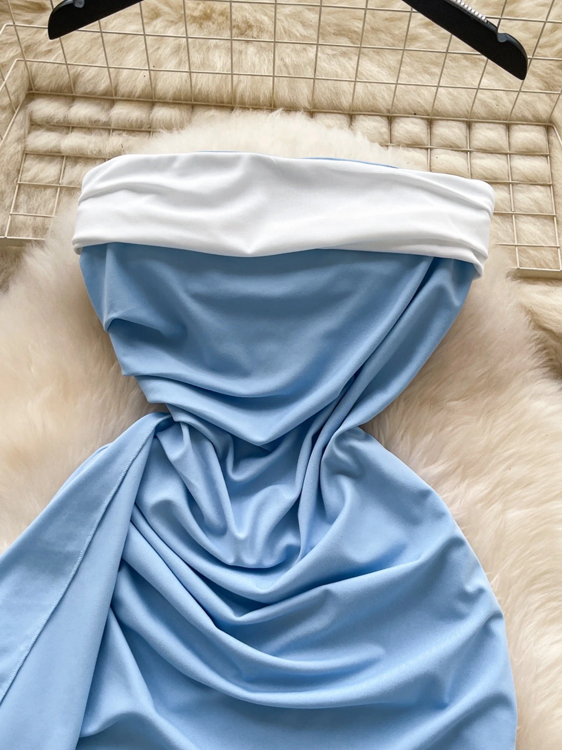 فستان نسائي صيفي بدون حمالات باللون الأزرق والأبيض من Foamlina مثير بدون أكمام وكشكشة ضيقة مكشكشة فستان أنيق للحفلات الصغيرة