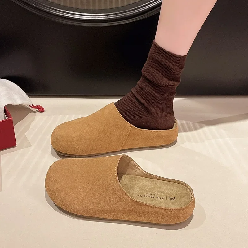 รองเท้าแตะสตรีใหม่ปิดนิ้วเท้ารอบ Toe Suede Clogs รองเท้าแตะฤดูใบไม้ร่วงใหม่ Retro สีทึบแบนด้านล่างผู้หญิง Slingback รองเท้า