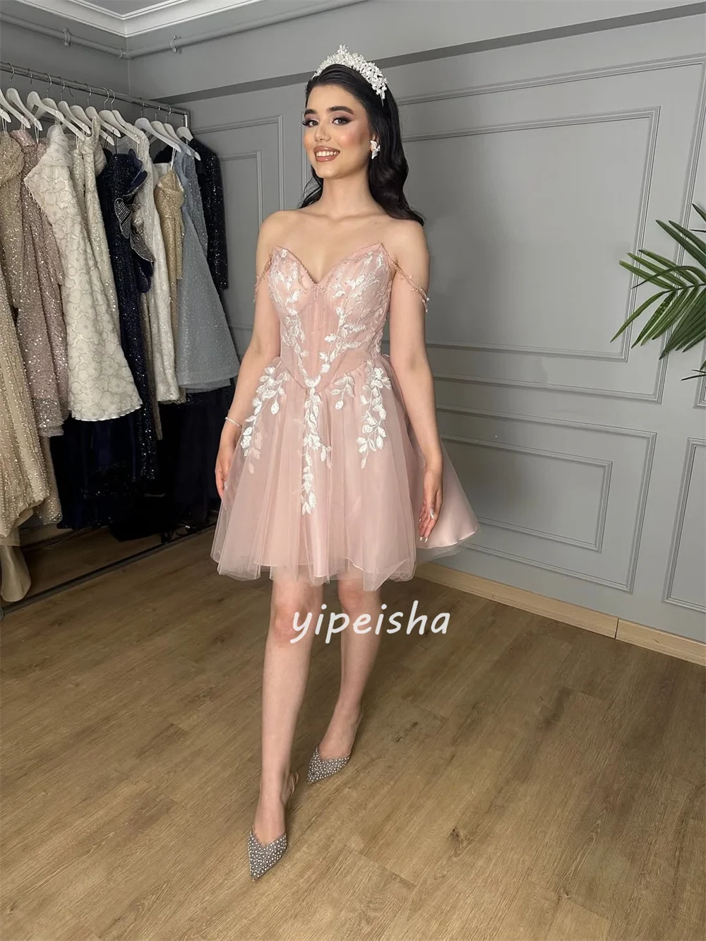 カスタマイズされたモダンなスタイルのマッチングチュールアップリケビーズAラインストラップレスミニドレスオーダーメイドオケージョンドレスサイズあり