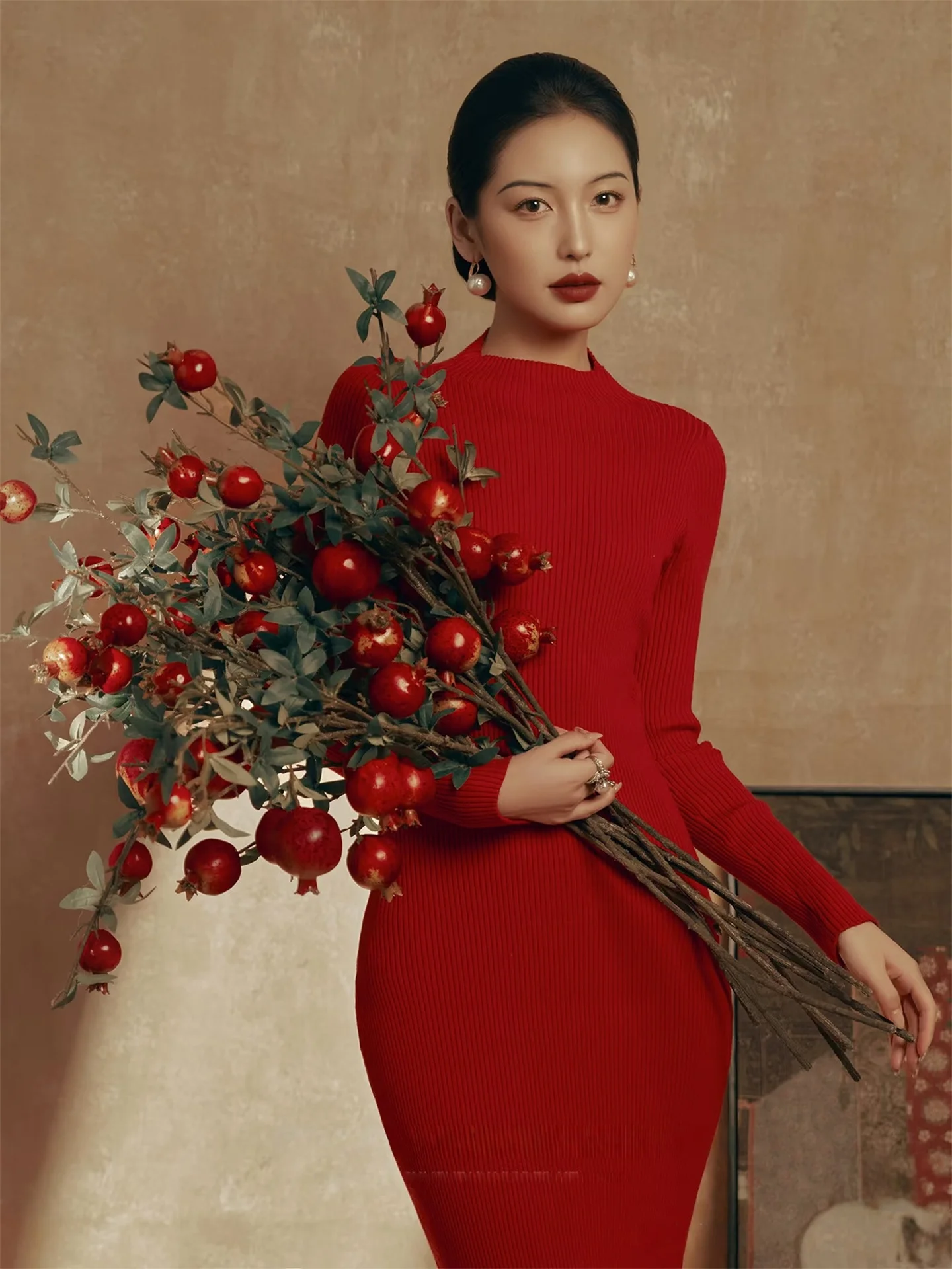 

Красное вязаное платье для фотосессий в студии: Новая китайская коллекция, создающая особую атмосферу, элегантность и винтажный стиль для женщин