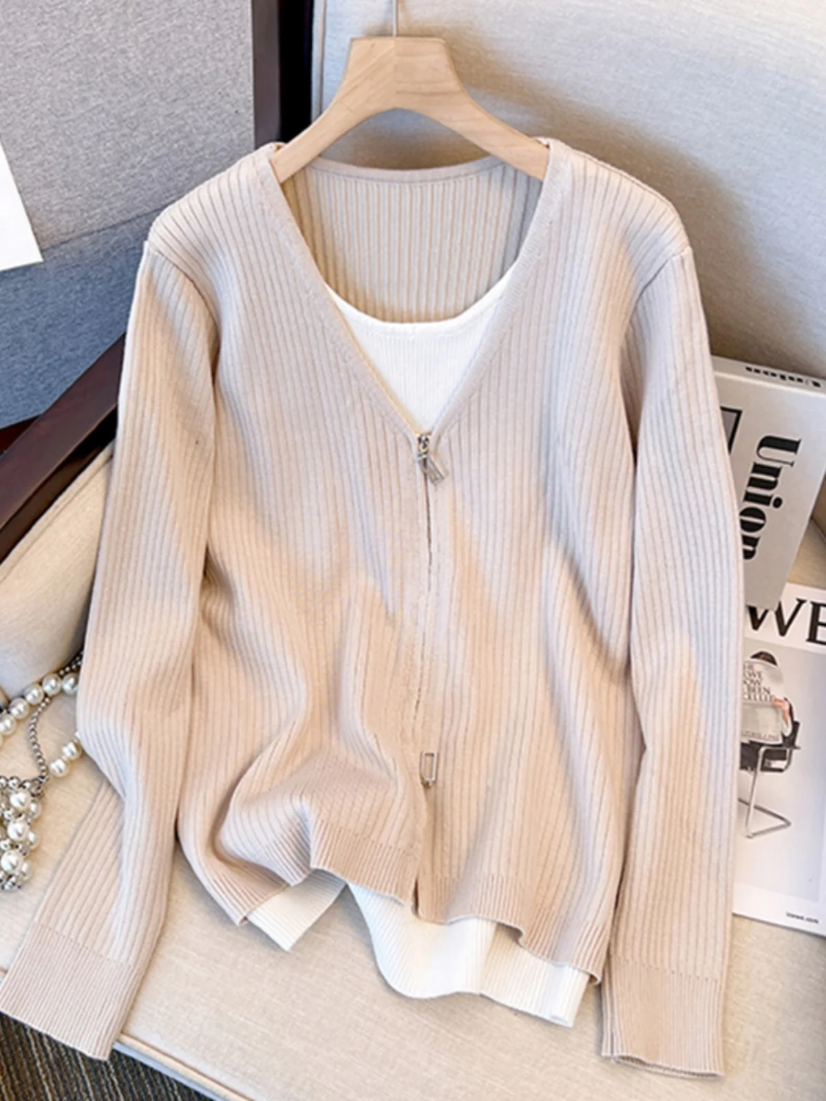 

Loose Women's Knitted Sweater Fake Two-Piece Casual Style V-Neck Short Sleeve Regular Fit Spring Design plus Size Trendy Top
