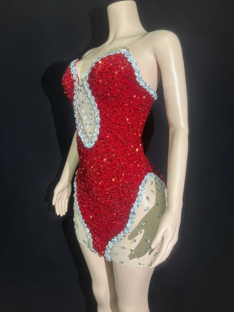 Czerwone cekinowe body damskie z błyszczącymi zdobieniami z dżetów, prześwitująca siateczka, wycięcia, bez rękawów, dekolt w kształcie serca, idealne na imprezę w klubie nocnym.