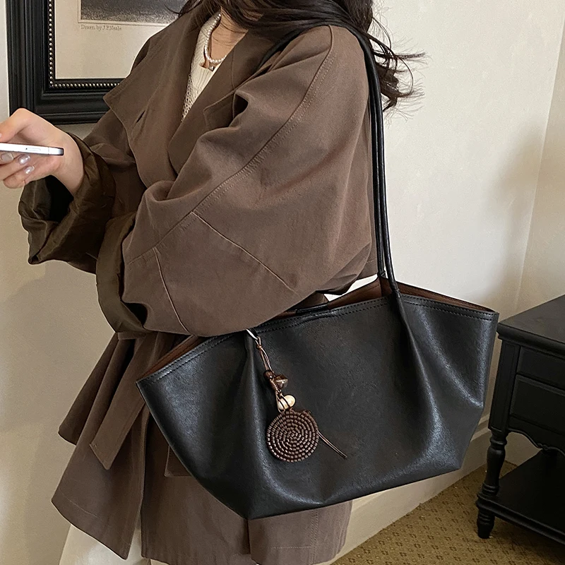 Women Vintage Oil Wax Leather Fan Shaped Tote Bag Large Capacity Casual Daily Commute Single Shoulder Handbag