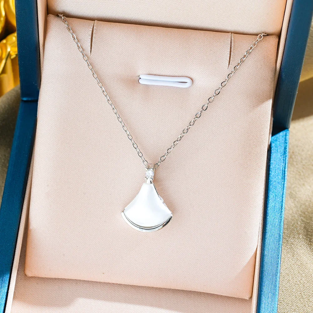 فستان نسائي فاخر ومتعدد الاستخدامات وراقي وخفيف الوزن على شكل مروحة على شكل عظمة الترقوة، وقلادة من الفولاذ التيتانيوم